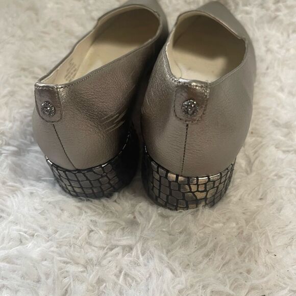 Anne Klein metallic taupe leather slip on shoes 1.5” Block heels SZ8.5M - Picture 5 of 13